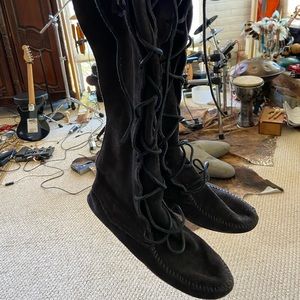 Minnetonka size 8 black boots moccasins